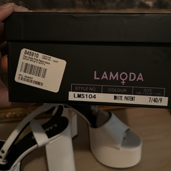 WHITE PATENT LEATHER PLATFORM HEELS- NWT size 9 - Picture 4 of 5